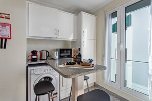 Fridge, microwave, oven, stovetop - 'Fontinha' Apartment with Wi-Fi (Santa Cruz)