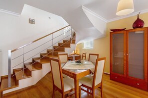 Dining - 'Fontinha' Apartment with Wi-Fi (Santa Cruz)