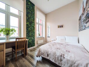 4 bedrooms, iron/ironing board, WiFi, bed sheets