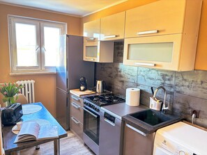 Fridge, oven, stovetop, dishwasher - Wałcz Homely Apartment (Walcz)