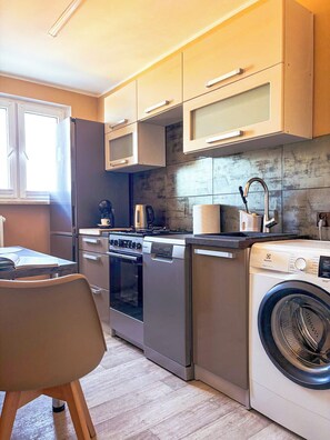 Fridge, oven, stovetop, dishwasher