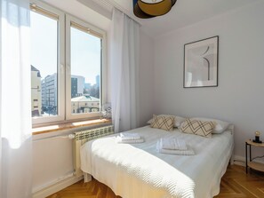 2 bedrooms, iron/ironing board, WiFi, bed sheets - Wola Ratusz Serene Apartment (Warszawa)