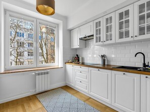 Fridge, microwave, oven, stovetop - Wola Ratusz Serene Apartment (Warszawa)