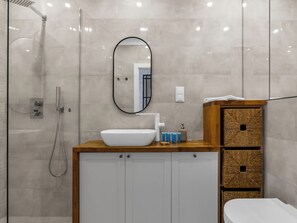 Shower, hair dryer, towels - Wola Ratusz Serene Apartment (Warszawa)