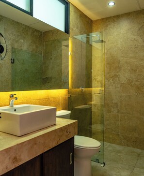 Suite Deluxe | Baño | Regadera, secadora de cabello, jabón, shampoo 