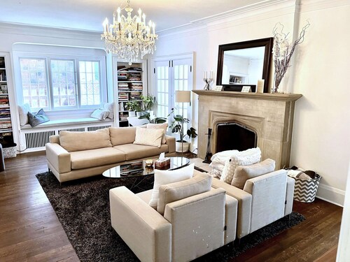 Grand 4 bedroom home in trendy Bloor West Village-perfect Toronto vacation!