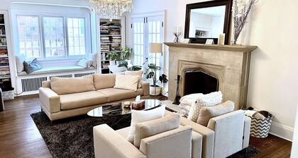 Grand 4 bedroom home in trendy Bloor West Village-perfect Toronto vacation!