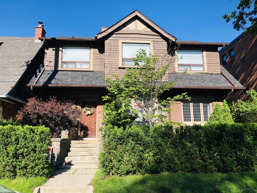 Grand 4 bedroom home in trendy Bloor West Village-perfect Toronto vacation!