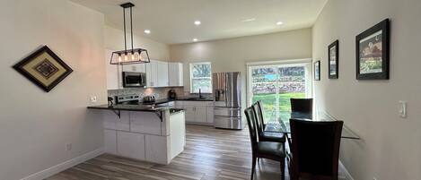 Refrigerador, microondas, horno, placa de cocina