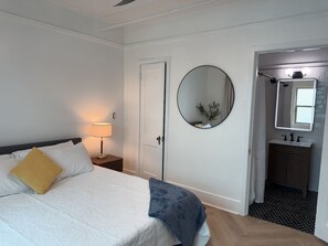 2 slaapkamers, een strijkplank/strijkijzer, gratis wifi, beddengoed
