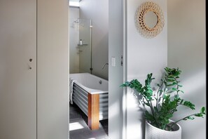 Haartrockner, Handtücher, Shampoo, Toilettenpapier