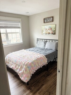 5 bedrooms, iron/ironing board, WiFi, bed sheets - Spacious 5-bedroom cottage in fabulous Fairview with WiFi, AC (Fairview)