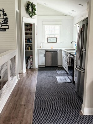 Private kitchen - Spacious 5-bedroom cottage in fabulous Fairview with WiFi, AC (Fairview)