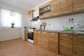 Fridge, microwave, oven, stovetop - Apartment 2378/146144 (Istria - Pula), 2500m from the beach (Pula)