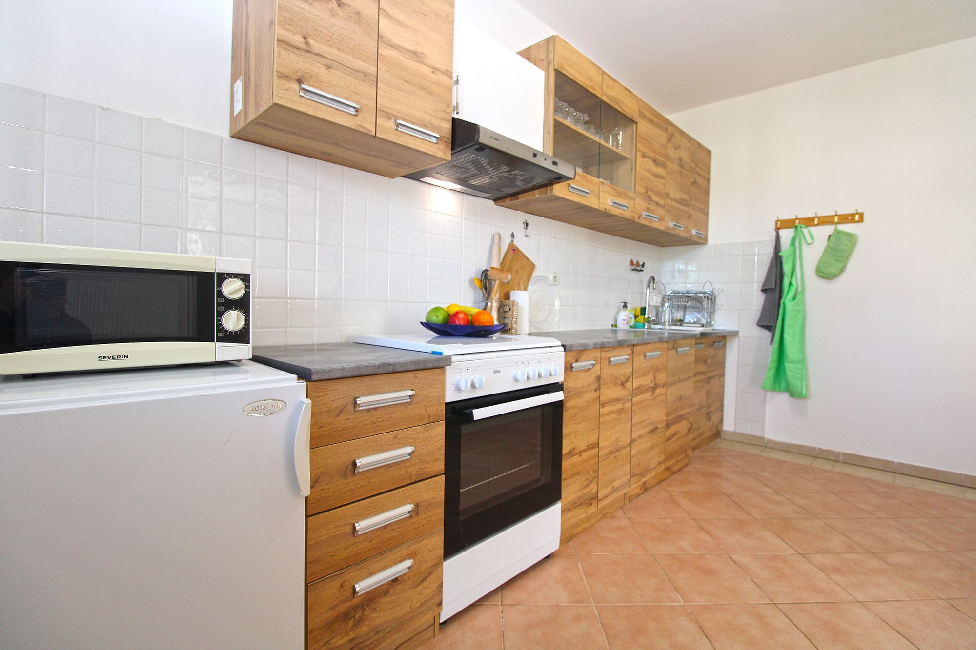 冷蔵庫、電子レンジ、オーブン、コンロ