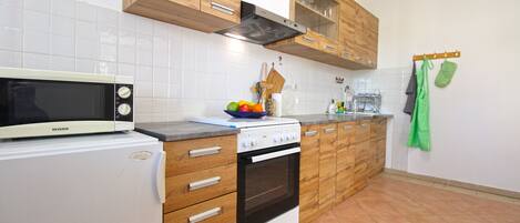 冷蔵庫、電子レンジ、オーブン、コンロ