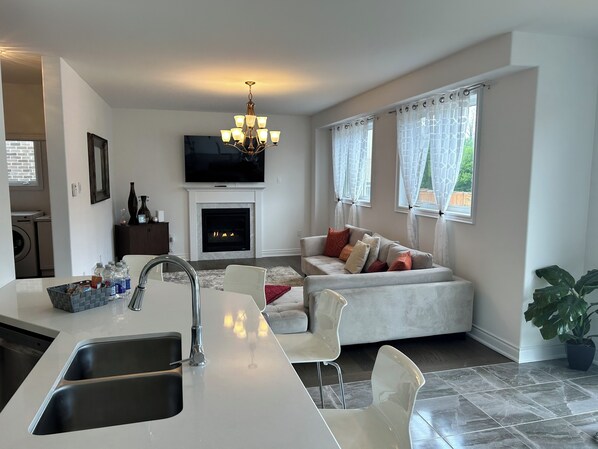 Interior - The Angus Nest: Master Suite with Jacuzzi, fireplace —perfect for a retreat. (Angus)