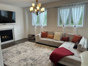 Smart TV, fireplace - The Angus Nest: Master Suite with Jacuzzi, fireplace —perfect for a retreat. (Angus)