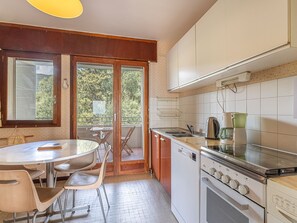 Kühlschrank, Mikrowelle, Ofen, Geschirrspüler