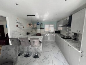 Micro-ondas, fogão, cooktop, lava-louças