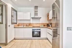 Kühlschrank, Mikrowelle, Ofen, Geschirrspüler