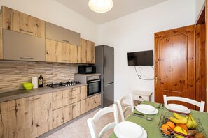 Kühlschrank, Ofen, Herdplatte, Wasserkocher mit Kaffee-/Teezubehör