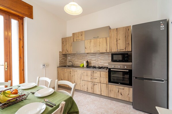 Fridge, oven, stovetop, coffee/tea maker