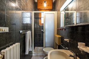 Douche, bidet, serviettes fournies