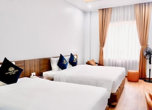 Habitación triple familiar, vista al río | Ropa de cama de alta calidad y camas con efecto memoria