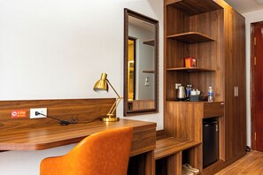 Kamar Double atau Twin, balkon, pemandangan kota | Seprai premium, busa memori, minibar gratis, dan meja kerja