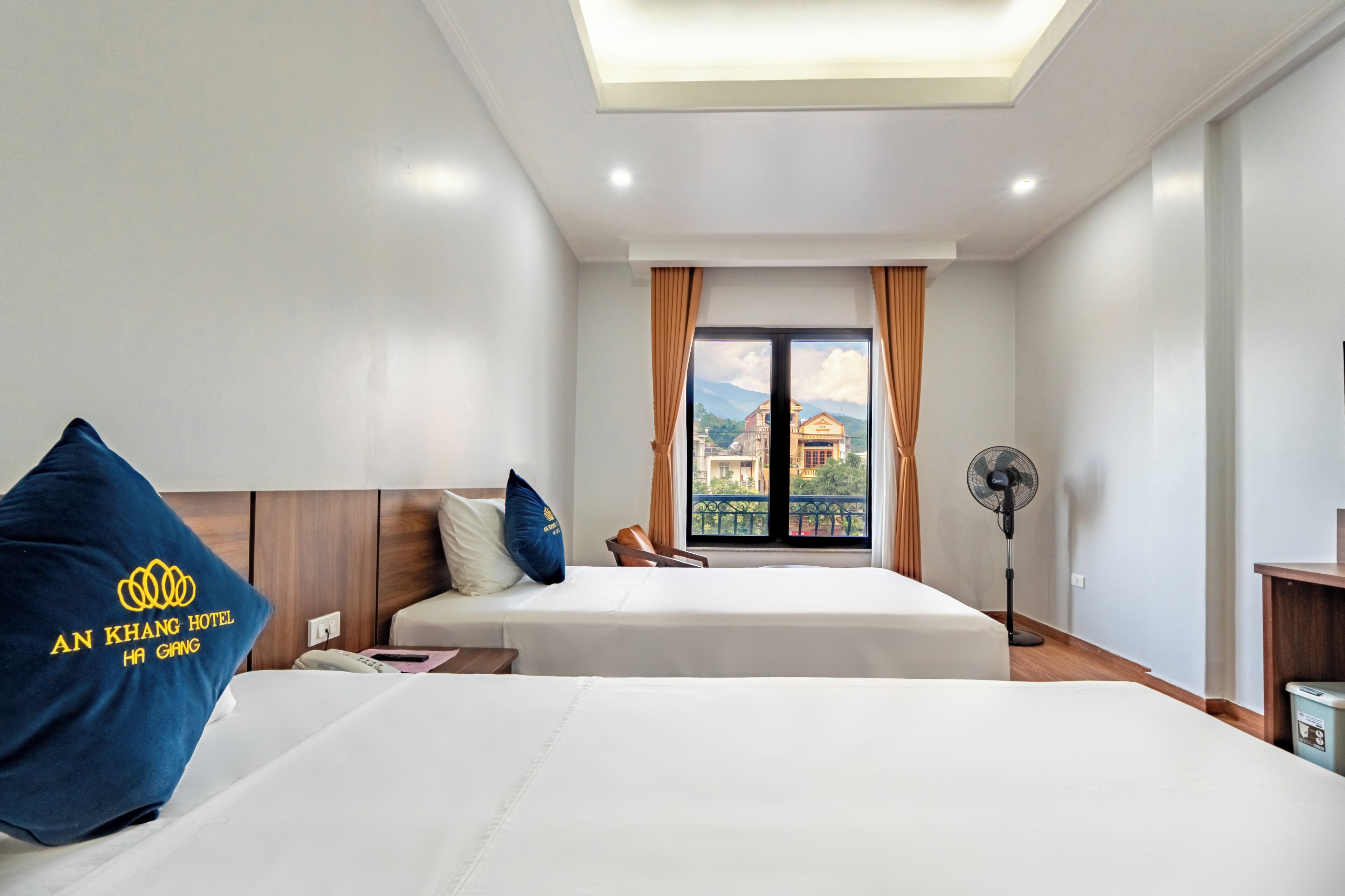 Habitación con 1 cama matrimonial o 2 individuales, balcón, vista a la ciudad | Ropa de cama de alta calidad y camas con efecto memoria 