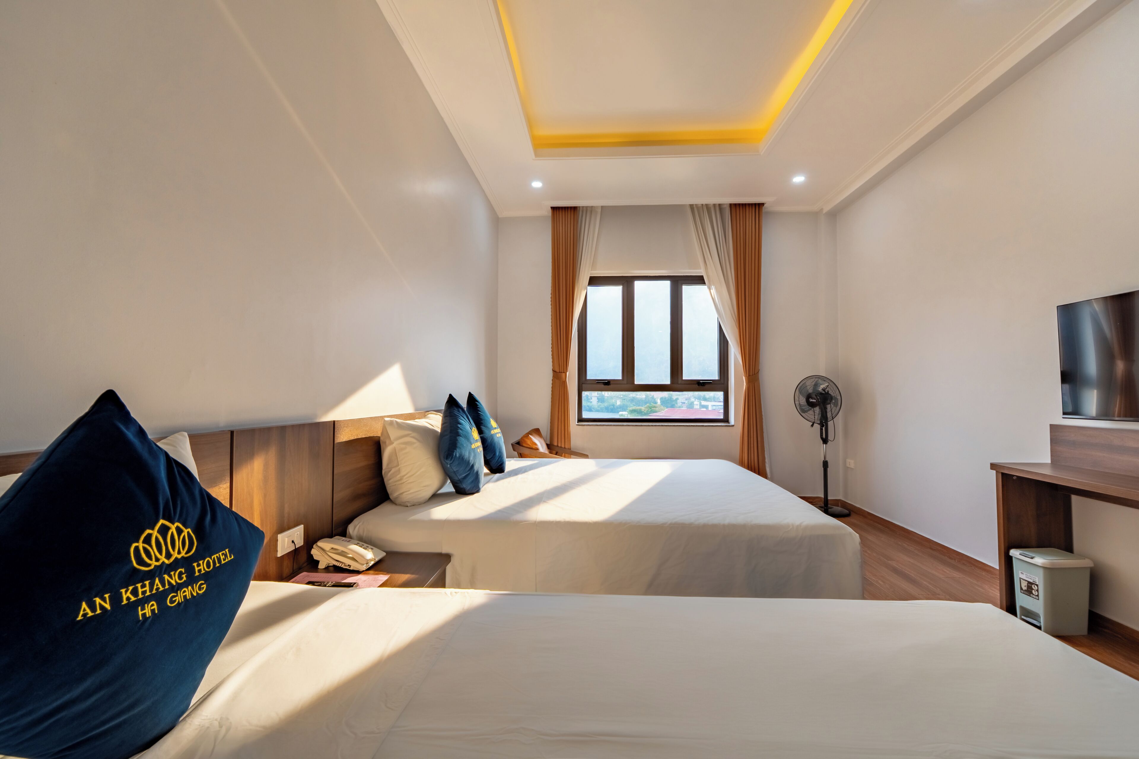 Habitación triple familiar, vista al río | Ropa de cama de alta calidad y camas con efecto memoria 