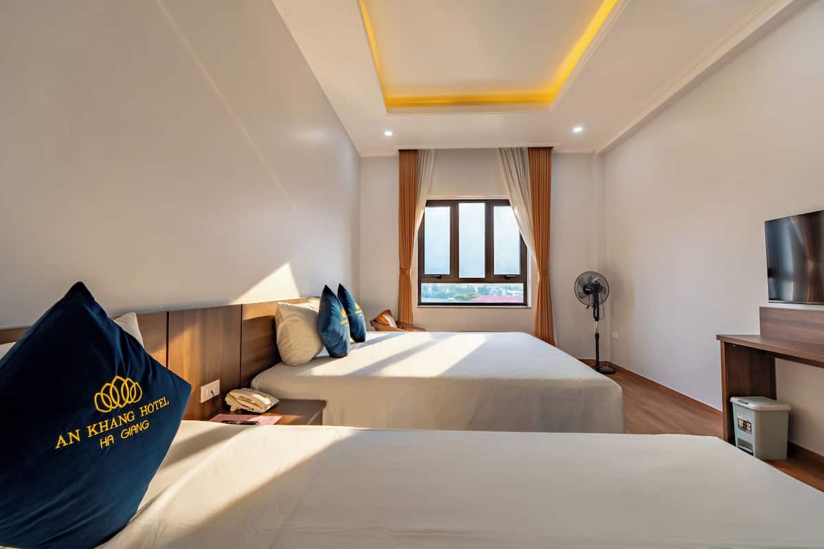 Habitación triple familiar, vista al río | Ropa de cama de alta calidad y camas con efecto memoria