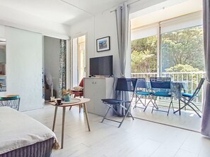 2 عدّة غرف نوم وخدمة الإنترنت