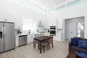 Réfrigérateur, micro-ondes, plaque de cuisson, lave-vaisselle