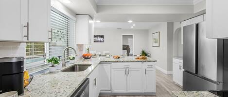 Kylskåp, mikrovågsugn, ugn och spishäll