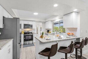 冷蔵庫、電子レンジ、オーブン、コンロ