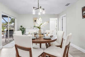 Dining - Gulf Access Canal home with Pool and Views - Villa Skyline View - Roelens (Cape Coral)