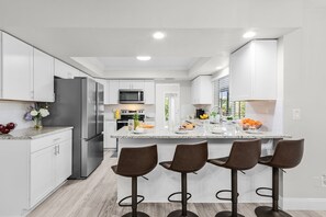 Réfrigérateur, four à micro-ondes, un four, surface de cuisson