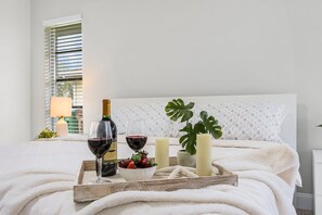 3 室のベッドルーム、アイロン / アイロン台、WiFi (無料)、ベッドシーツ