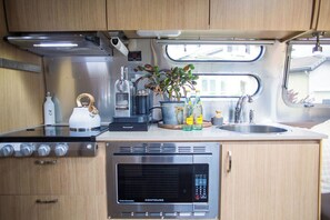 Réfrigérateur, four à micro-ondes, un four, surface de cuisson