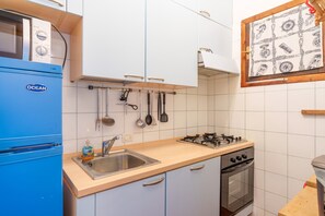 Fridge, cookware/dishes/utensils