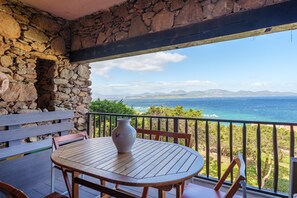 Outdoor dining - Apartment 'Casa Vacanze Ribes' with Sea View, Shared Pool and Private Terrace (olbia)