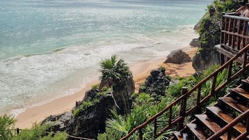 Chaises longues, serviettes de plage