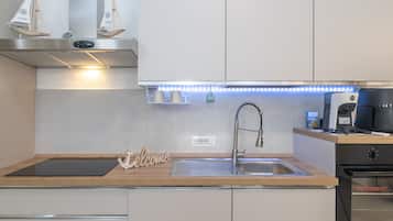 Fridge, oven, stovetop, dishwasher