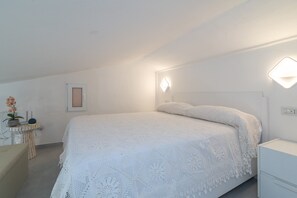 1 bedroom, iron/ironing board, free WiFi, bed sheets - Apartment 'Angolo Di Mare - Cannigione' with Private Terrace, Wi-Fi and Air Conditioning (Cannigione)