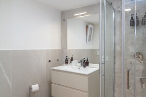 Shower, hair dryer, towels - Apartment 'Angolo Di Mare - Cannigione' with Private Terrace, Wi-Fi and Air Conditioning (Cannigione)