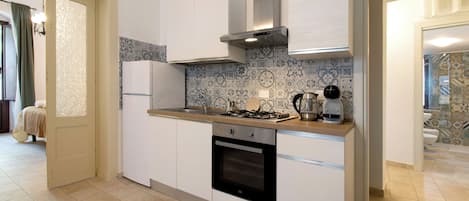 Fridge, oven, stovetop, coffee/tea maker