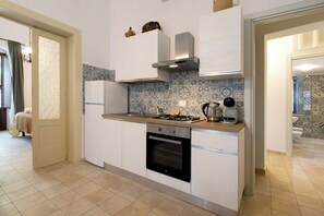 Fridge, oven, stovetop, coffee/tea maker