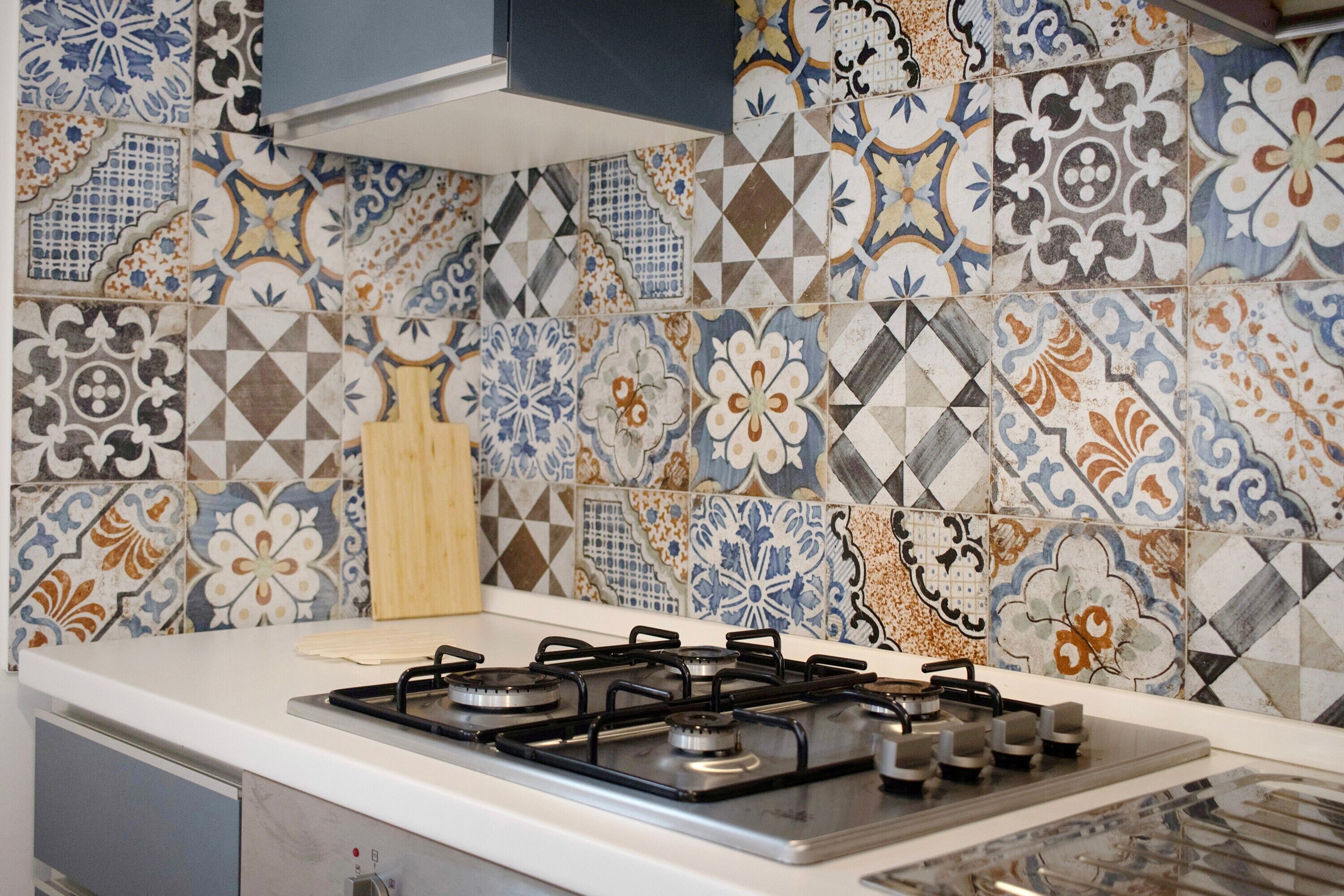 Fridge, oven, stovetop, coffee/tea maker